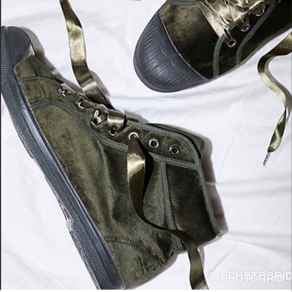 FREE PEOPLE RICH OLIVE GREEN COMFY LIGHTWEIGHT VELVET MIDTOP SNEAKER 1…